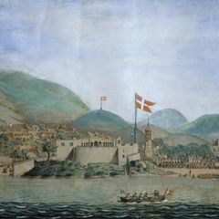 Dänische Flagge weht an Hafen