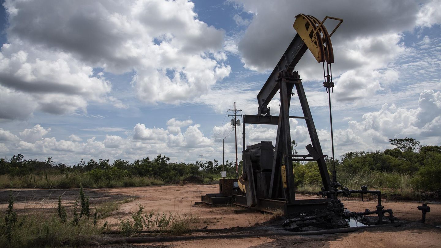 Ölförderpumpe im Orinoco-Schweröl-Gürtel in der Nähe von El Tigre, Venezuela