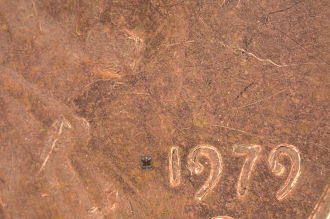 Weil er einzelne Körperzellen überwacht. Er gilt als kleinster seiner Art, ist mickrige 0,2 Millimeter lang. Forscher der Universitäten Michigan und Pennsylvania wollen den Roboter bald in Schwärmen einsetzen: Dank des Solarpanels auf seinem Rücken könnte er monatelang im Wasser schwimmen. Das Foto zeigt ihn neben den Zahlen auf einer Cent-Münze.   KW 2   