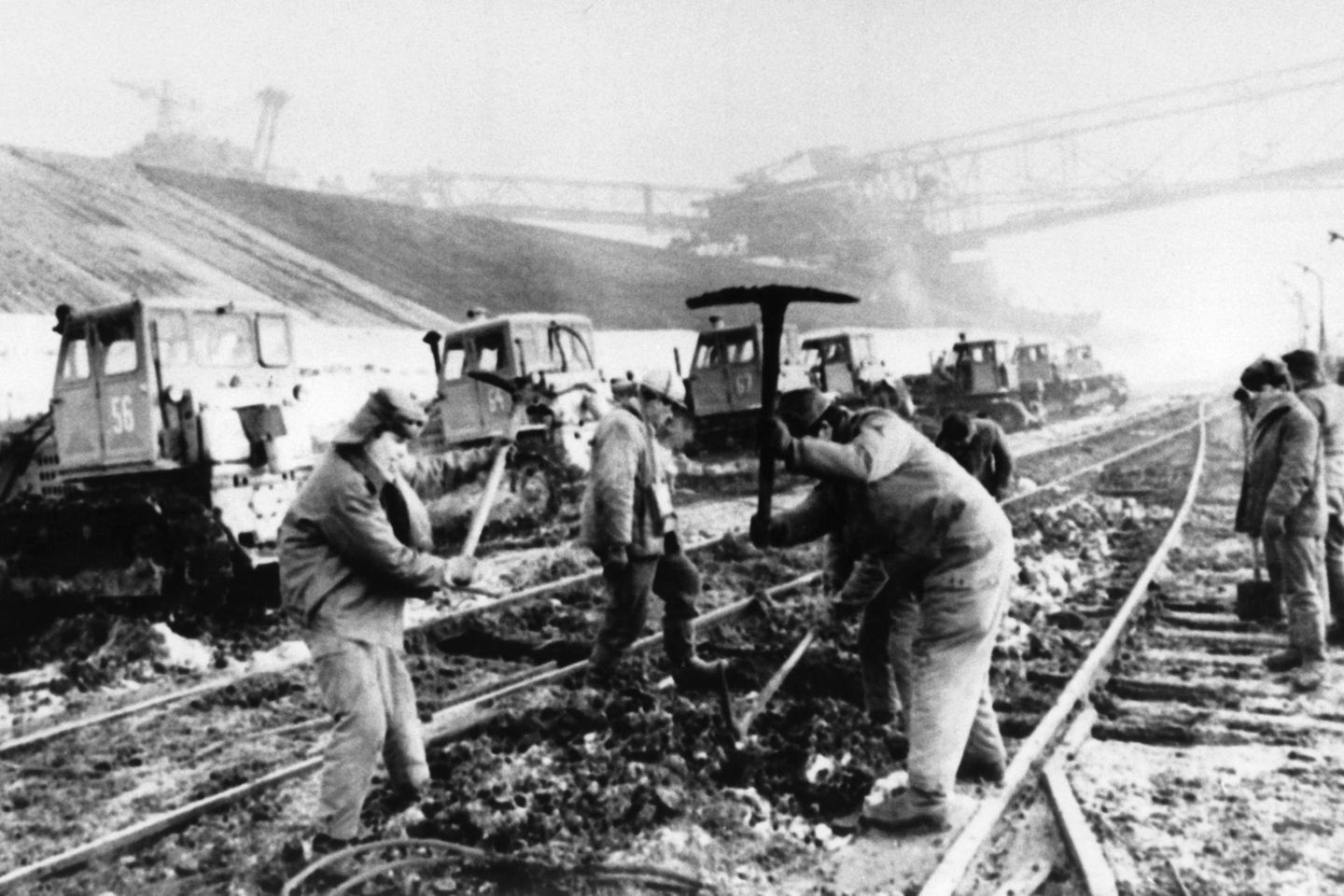 Schneekatastrophe DDR-Arbeiten legen Schienen frei