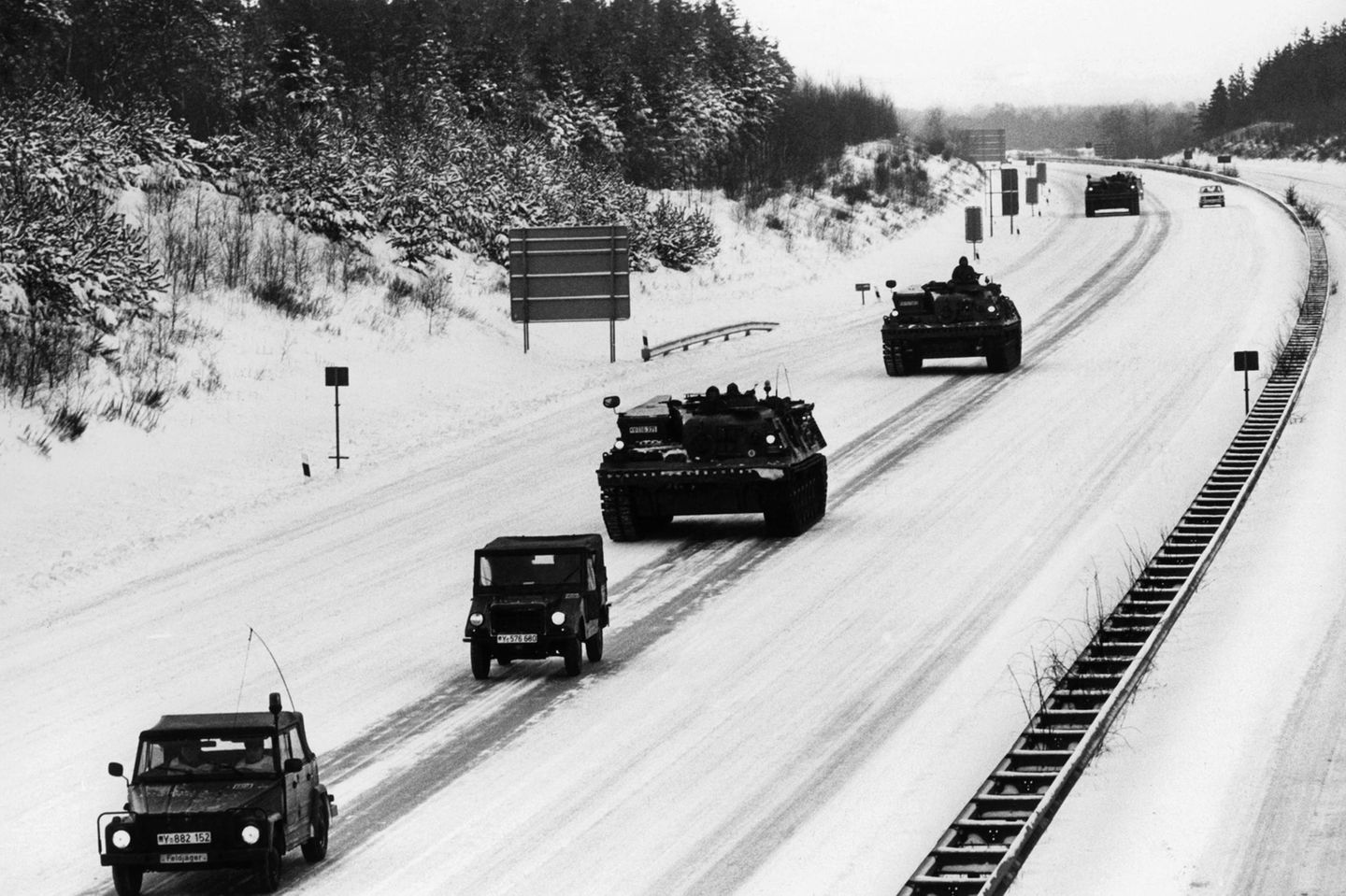 Schneekatastrophe Panzer auf der Autobahn