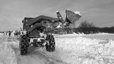 Schneekatastrophe Radlader schaufelt Schnee