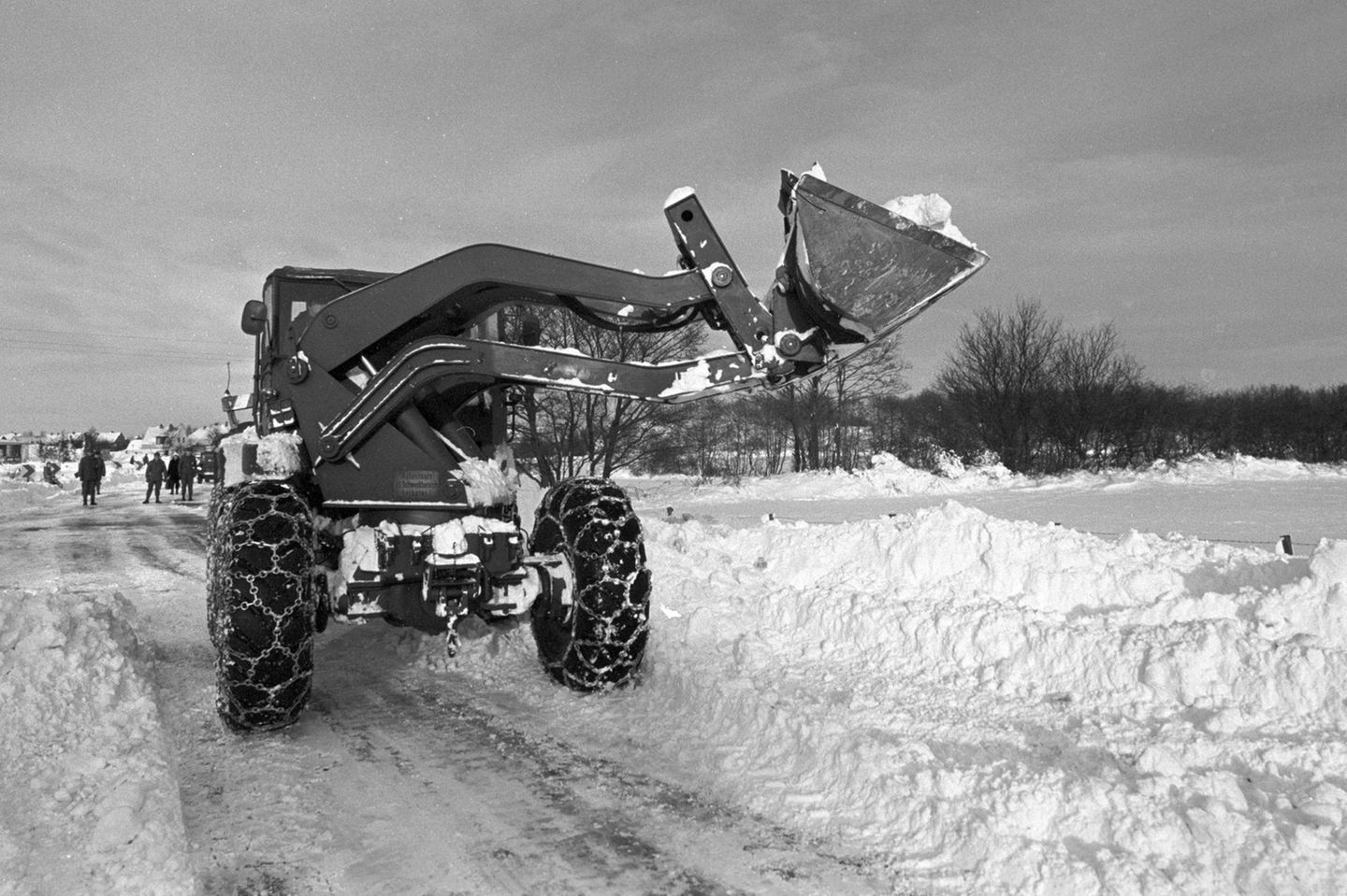 Schneekatastrophe Radlader schaufelt Schnee