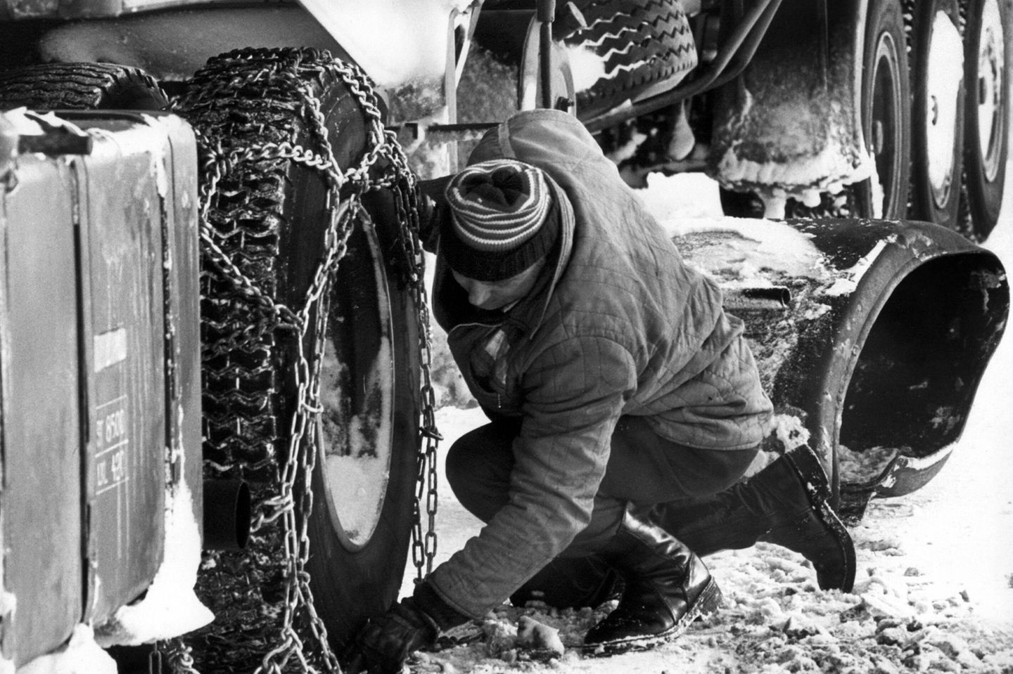 Schneekatastrophe LKW mit Schneeketten