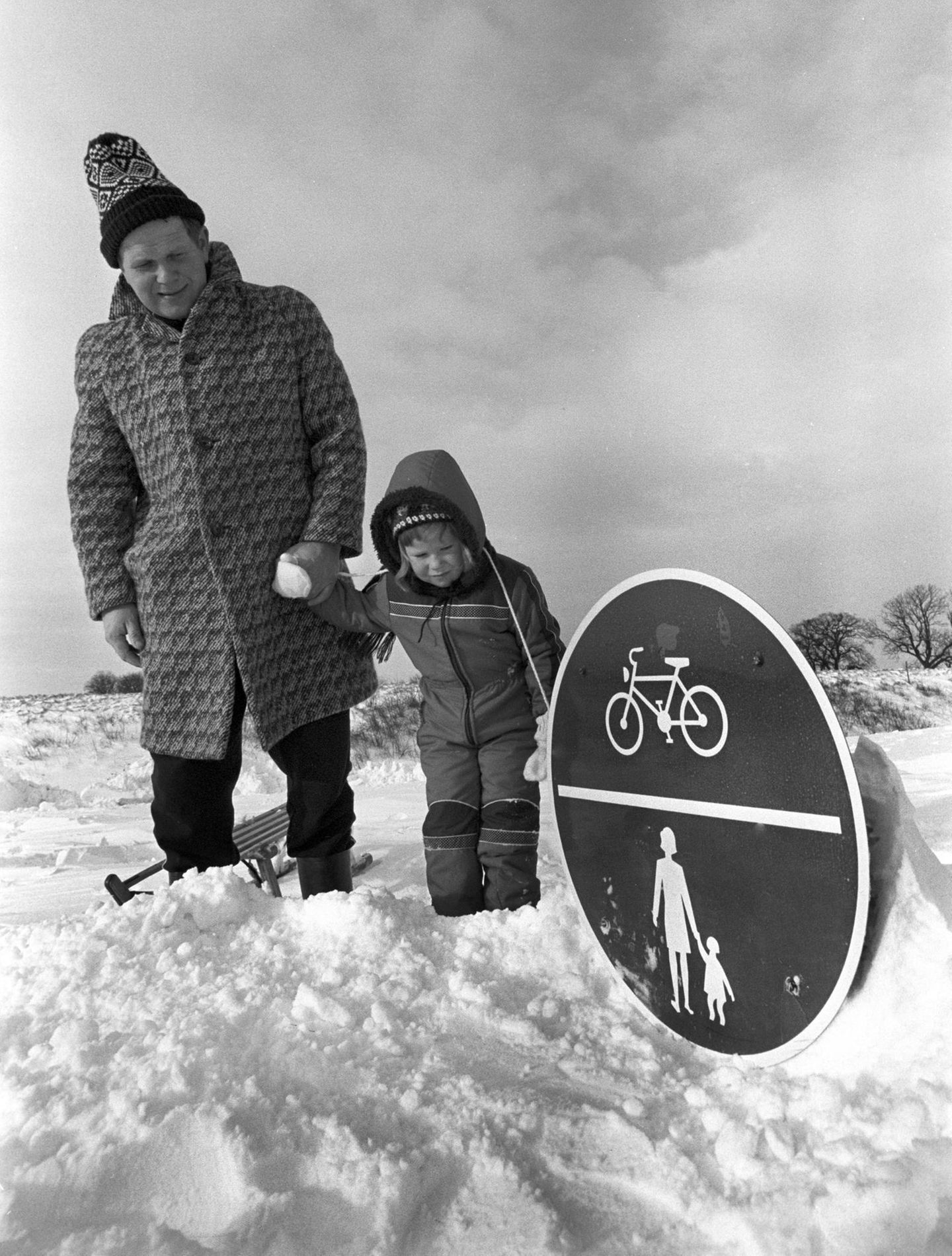 Schneekatastrophe Schild im Schnee versunken