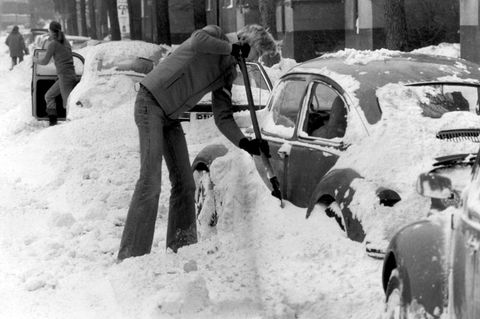Schneekatastrophe  Mann schaufelt VW-Käfer frei