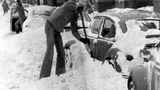 Schneekatastrophe  Mann schaufelt VW-Käfer frei