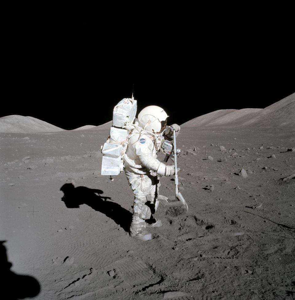 Astronaut Harrison Schmitt nimmt Bodenproben auf dem Mond