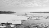Zwei Menschen gehen auf zugefrorenem Bodensee spazieren