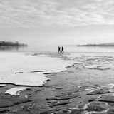 Zwei Menschen gehen auf zugefrorenem Bodensee spazieren