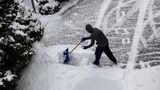 Ein Mann schaufelt Schnee