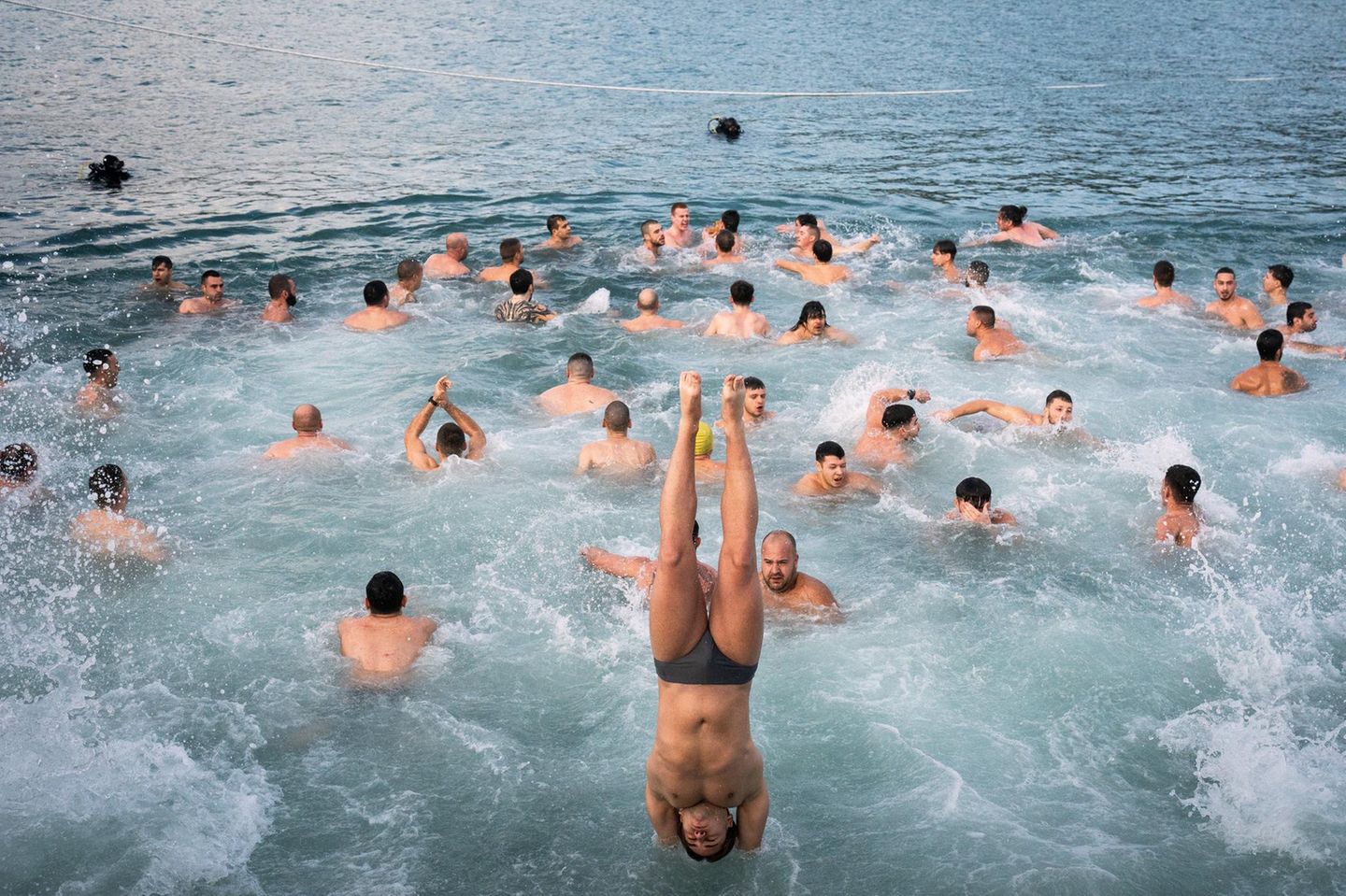 Menschen springen ins Schwarze Meer