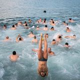 Menschen springen ins Schwarze Meer