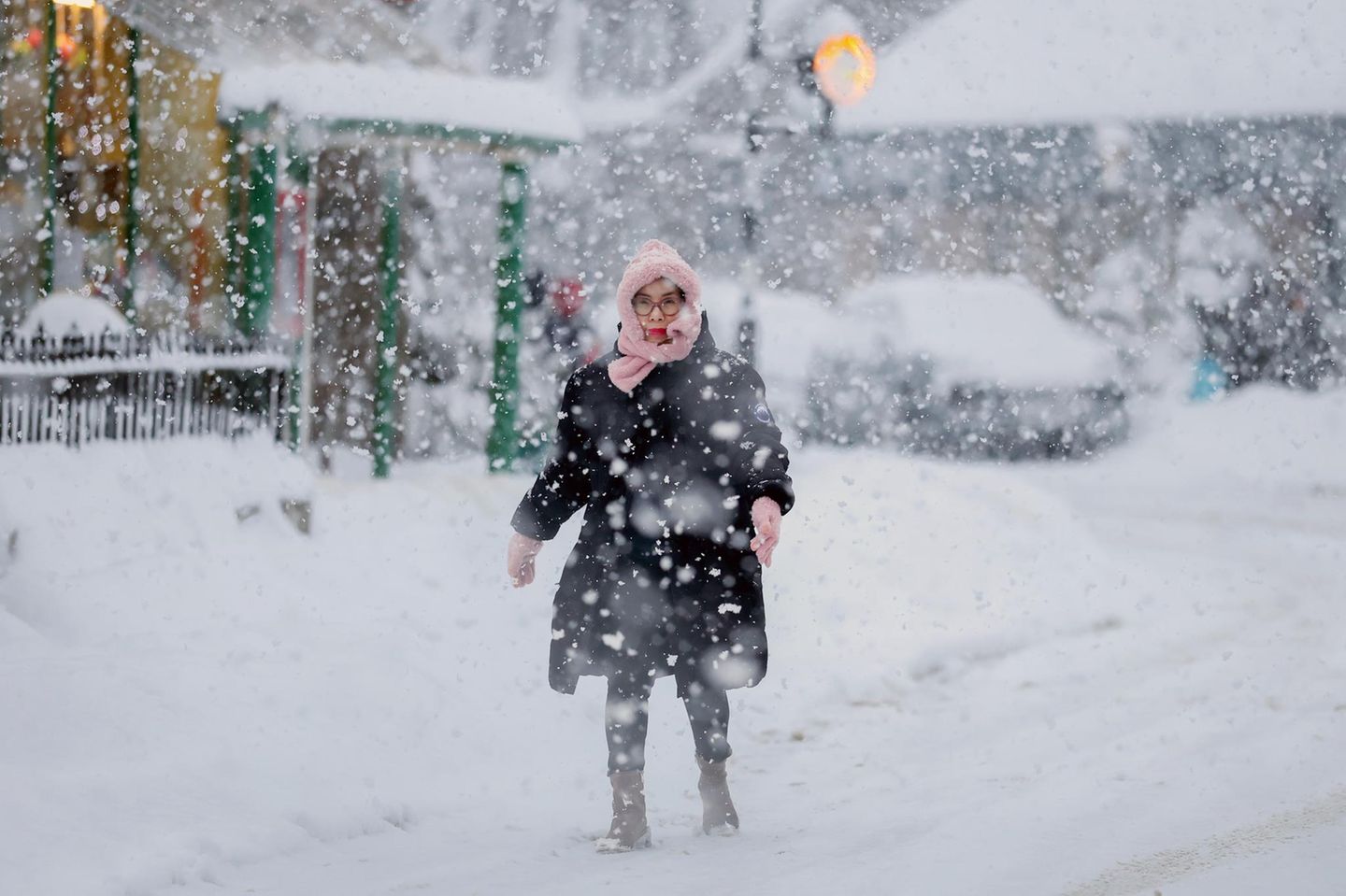 Eine Frau läuft im schottischen Alford durch den Schnee