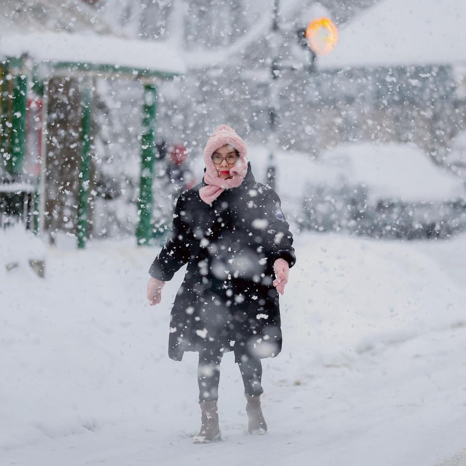 Eine Frau läuft im schottischen Alford durch den Schnee