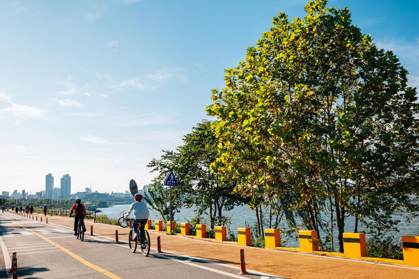 Das Ufer des Han-Flusses ist ein beliebter Ausflugsort für die Menschen in Seoul, die inmitten der Großstadt Natur erleben möchten. Entlang des Flusses liegen elf Parks, die viel Raum zum Spazieren, Radfahren oder Picknicken bieten. Die Tickets für eine rund 40‑minütige Schifffahrt gibt es schon für umgerechnet etwa 15 Euro vor Ort zu kaufen. An Bord genießen Sie die Aussicht auf die Stadt und die grünen Parks entlang des Flusses – ideal für eine kurze Auszeit von der wuseligen Metropole.