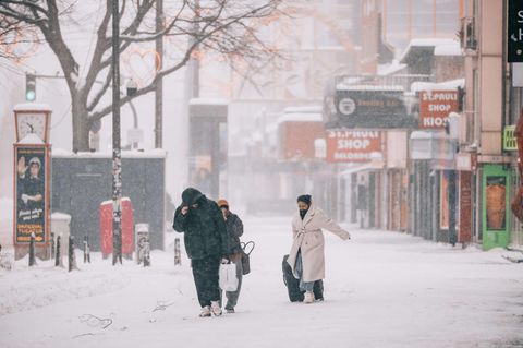 Eine Gruppe von Menschen geht auf der Reeperbahn entlang