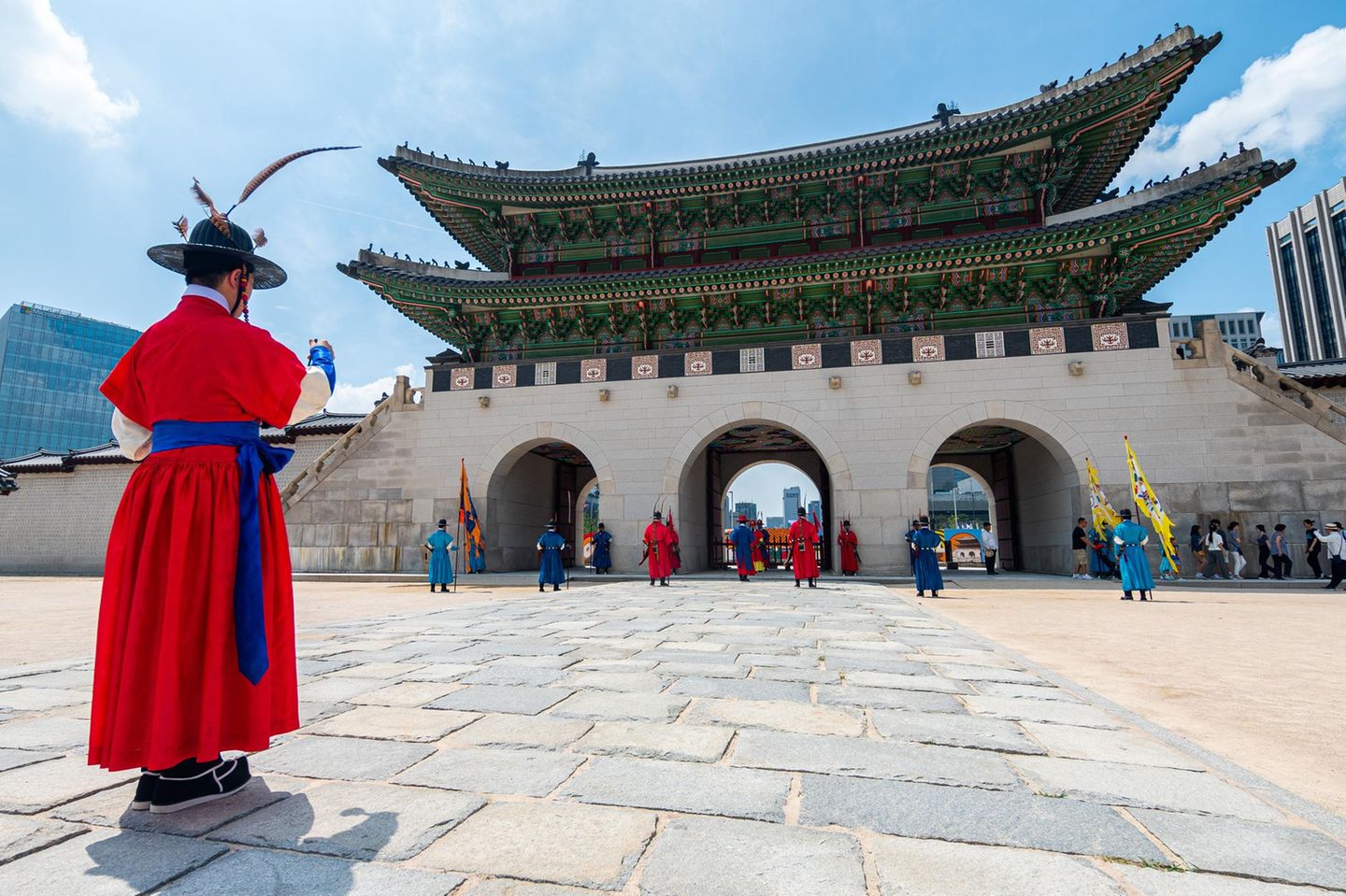 Allein aufgrund seiner schieren Größe ist es kaum zu übersehen: Das pompöse Palasttor markiert den Eingang zum Gyeongbokgung, dem größten und schönsten der fünf Paläste Seouls, errichtet im Jahr 1395. Wo früher Könige residierten, können Besucher heute für umgerechnet rund zwei Euro durch die weitläufige Anlage schlendern. Hinter dem prächtigen Eingangstor gibt es zahlreiche Hallen, Pavillons, Skulpturen, Teiche, Gärten und mehrere Museen zu bestaunen. Täglich werden kostenlose einstündige Führungen angeboten. Besonders eindrucksvoll sind die königlichen Wachwechsel, die mehrmals am Tag stattfinden und ungefähr 15 bis 20 Minuten dauern.
