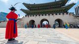 Allein aufgrund seiner schieren Größe ist es kaum zu übersehen: Das pompöse Palasttor markiert den Eingang zum Gyeongbokgung, dem größten und schönsten der fünf Paläste Seouls, errichtet im Jahr 1395. Wo früher Könige residierten, können Besucher heute für umgerechnet rund zwei Euro durch die weitläufige Anlage schlendern. Hinter dem prächtigen Eingangstor gibt es zahlreiche Hallen, Pavillons, Skulpturen, Teiche, Gärten und mehrere Museen zu bestaunen. Täglich werden kostenlose einstündige Führungen angeboten. Besonders eindrucksvoll sind die königlichen Wachwechsel, die mehrmals am Tag stattfinden und ungefähr 15 bis 20 Minuten dauern.