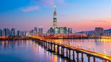 Gläserne Hochhäuser ragen aus einem Meer von Neonlichtern, eingerahmt von sanften Hügeln und dem Fluss Han. Südkoreas Hauptstadt verbindet Zukunftsvision und Tradition: Im Zentrum wechseln sich historische Bauten, Parkanlagen und Wälder mit modernen Wolkenkratzern und belebten Shopping- und Partyvierteln ab. In Seoul ist immer etwas los: Schließlich leben in der Metropolregion 25 Millionen Menschen und damit knapp die Hälfte aller Einwohner des Landes. 