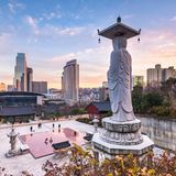 Eine 23 Meter hohe Buddhastatue begrüßt die Besucher des Bongeunsa-Tempels. Er wurde im Jahr 794 gebaut und bildet heute einen starken Kontrast zum modernen Stadtviertel Gangnam. Im Laufe der Jahrhunderte wurde die Anlage erweitert und sogar um etwa einen Kilometer versetzt. Während des Koreakriegs teilweise zerstört, stammt ein Großteil der Bauten aus jüngerer Zeit. Doch einige wie die Haupthalle Daeungjeon konnten erhalten bleiben. Beliebt sind heute vor allem Angebote, bei denen Gäste für ein paar Stunden oder sogar einen Tag in den Tempelalltag eintauchen dürfen. 