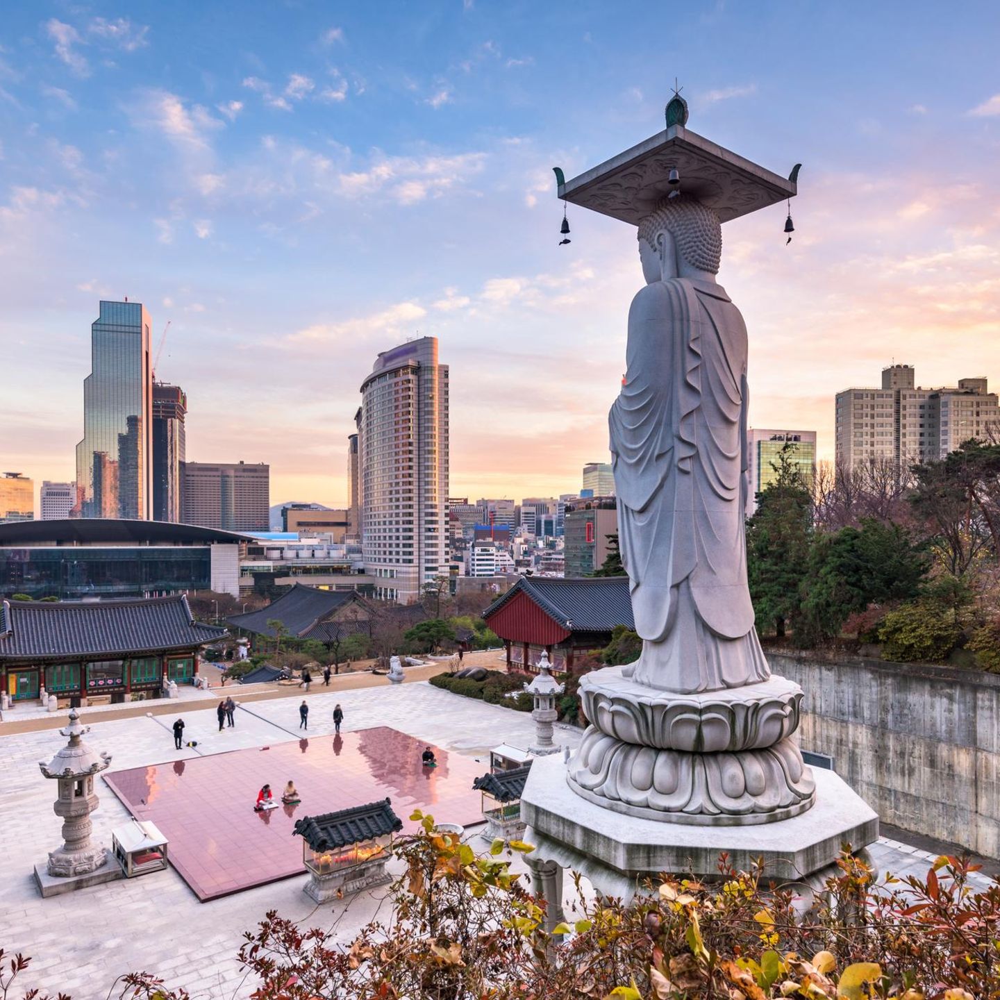 Eine 23 Meter hohe Buddhastatue begrüßt die Besucher des Bongeunsa-Tempels. Er wurde im Jahr 794 gebaut und bildet heute einen starken Kontrast zum modernen Stadtviertel Gangnam. Im Laufe der Jahrhunderte wurde die Anlage erweitert und sogar um etwa einen Kilometer versetzt. Während des Koreakriegs teilweise zerstört, stammt ein Großteil der Bauten aus jüngerer Zeit. Doch einige wie die Haupthalle Daeungjeon konnten erhalten bleiben. Beliebt sind heute vor allem Angebote, bei denen Gäste für ein paar Stunden oder sogar einen Tag in den Tempelalltag eintauchen dürfen. 