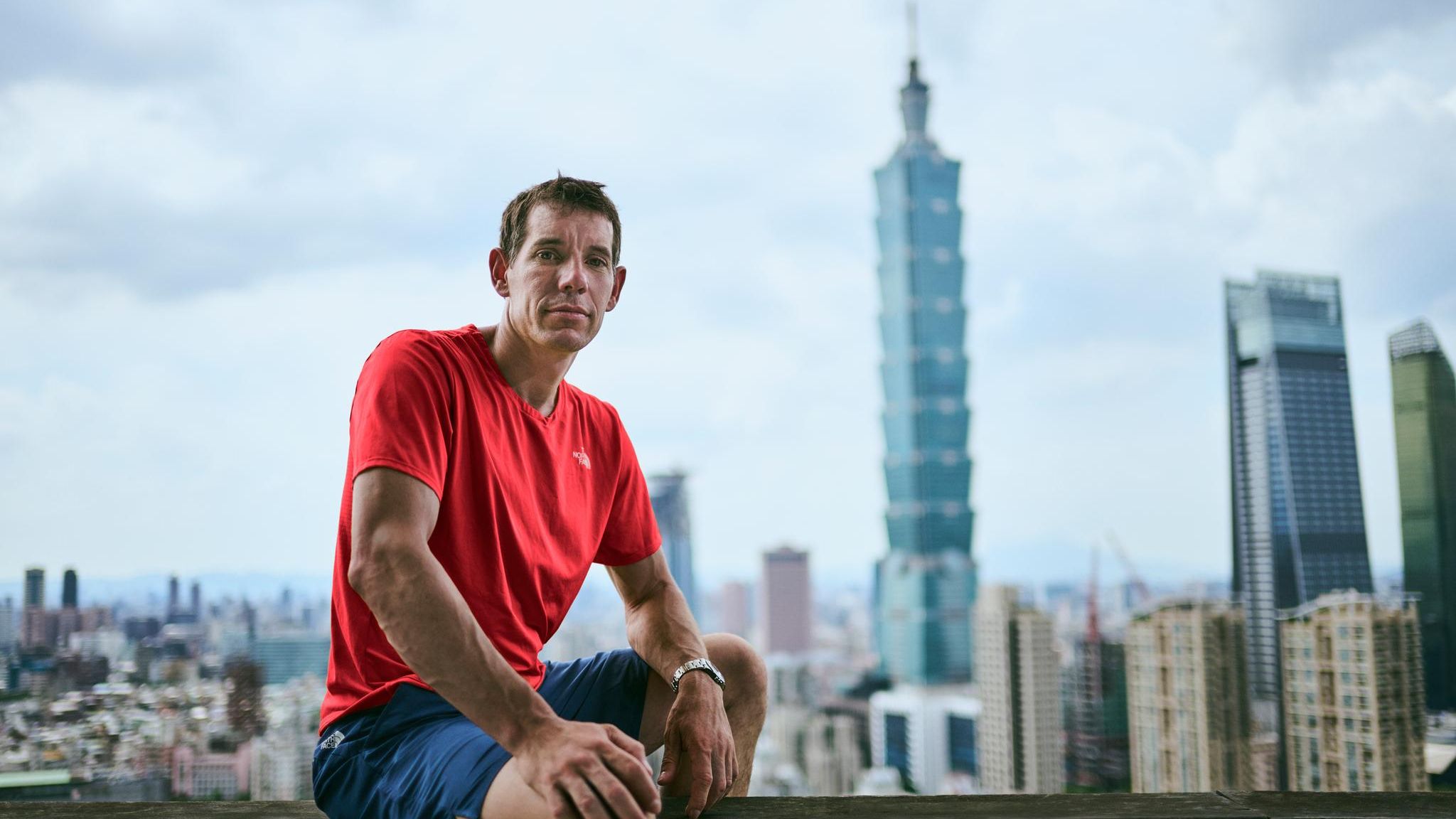 Alex Honnold in Taipeh im Hintergrund der Skyscraper