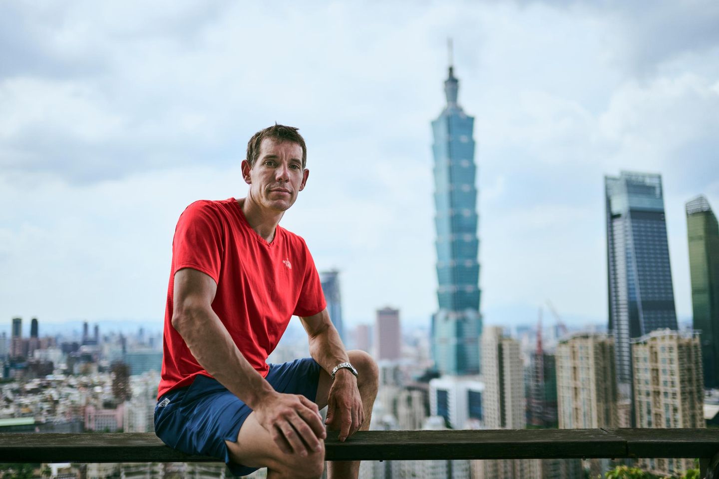 Alex Honnold in Taipeh im Hintergrund der Skyscraper
