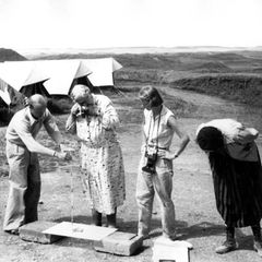 Agatha Christie (M) fotografiert auf dem Gelände in der alten Assyrer-Stadt Nimrud  eine kleine Figur