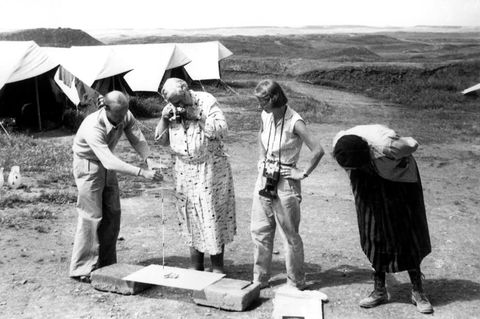 Agatha Christie (M) fotografiert auf dem Gelände in der alten Assyrer-Stadt Nimrud  eine kleine Figur