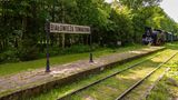 Ein Bahnhof im Nationalpark mit alter Dampflokomotive