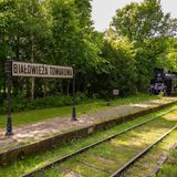Ein Bahnhof im Nationalpark mit alter Dampflokomotive