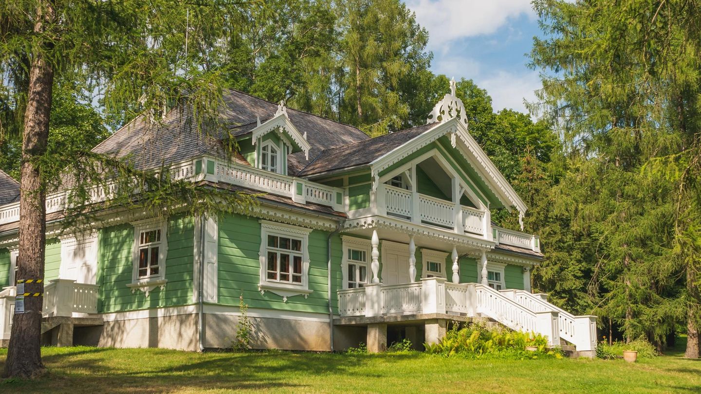 Ein altes Gutshaus im Park