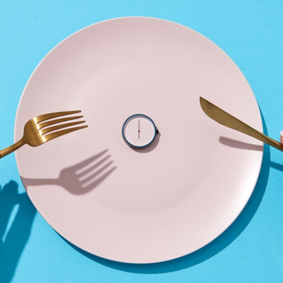 Leerer Teller mit Uhr