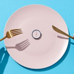 Leerer Teller mit Uhr