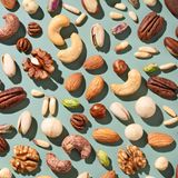 Verschiedene Nüsse auf grünem Hintergrund