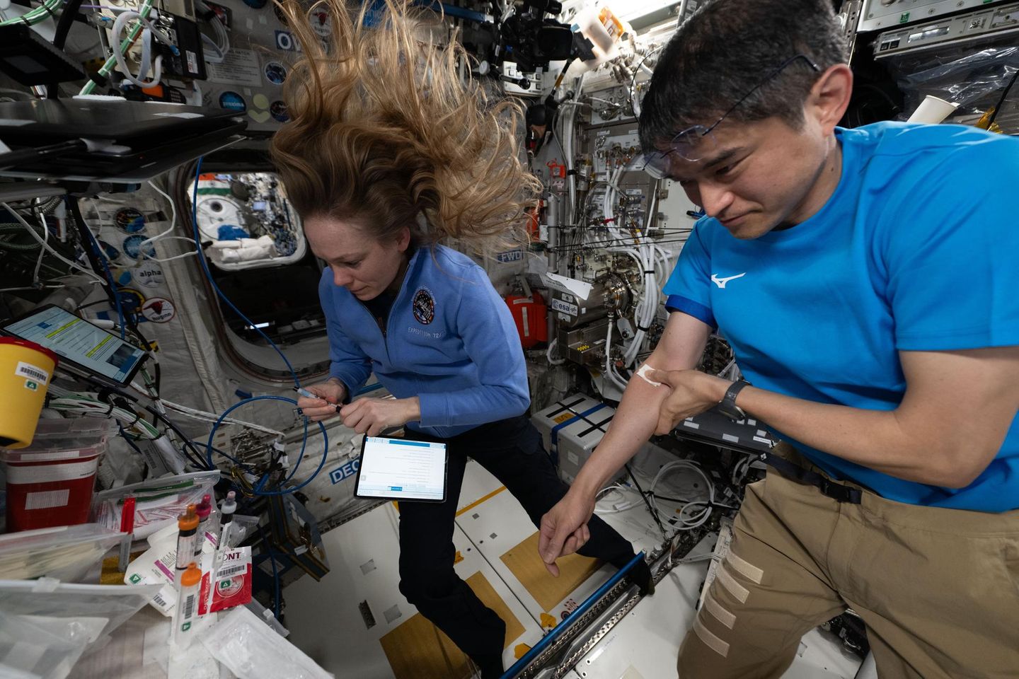 Nichole Ayers von der NASA und Takuya Onishi von der JAXA