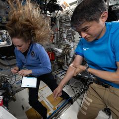 Nichole Ayers von der NASA und Takuya Onishi von der JAXA