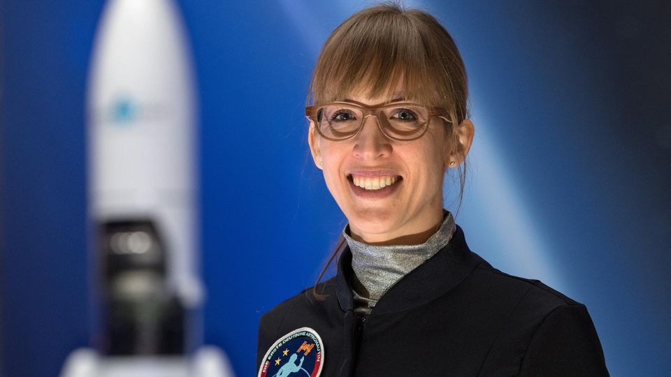 Mit Insa Thiele-Eich stellt sich eine der sechs Finalistinnen für eine Ausbildung zur ersten deutschen Astonautin am 01.03.2017 im Raumfahrtstandort von Airbus Defence & Space in Bremen vor. Zwei der sechs letzten Bewerberinnen sollen am 19. April für die Ausbildung ausgewählt werden. Foto: Ingo Wagner/dpa ++