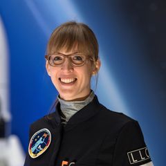 Mit Insa Thiele-Eich stellt sich eine der sechs Finalistinnen für eine Ausbildung zur ersten deutschen Astonautin am 01.03.2017 im Raumfahrtstandort von Airbus Defence & Space in Bremen vor. Zwei der sechs letzten Bewerberinnen sollen am 19. April für die Ausbildung ausgewählt werden. Foto: Ingo Wagner/dpa ++