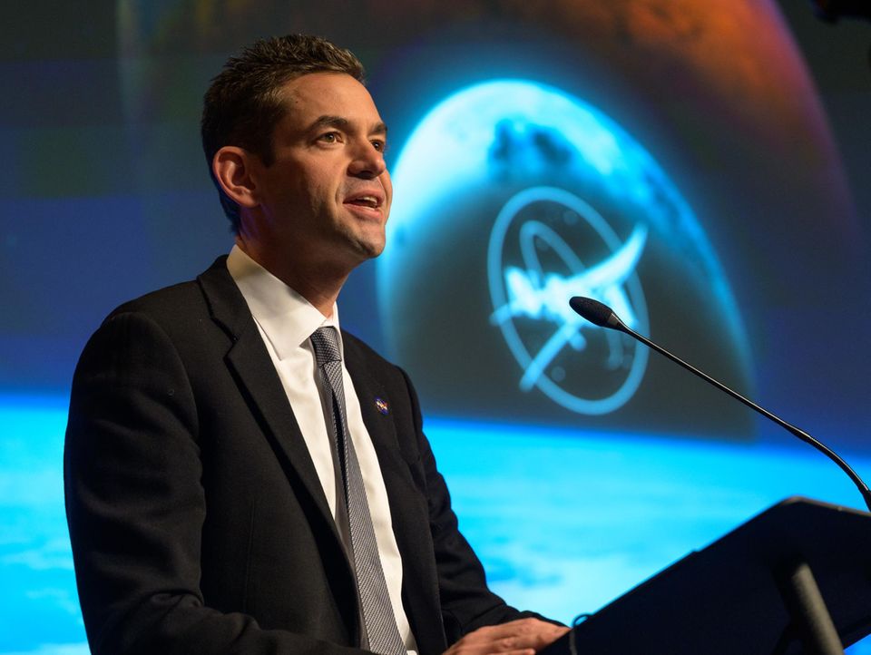 Im Dezember wurde Jared Isaacman der neue Administrator der NASA. Isaacman wurde als Unternehmer reich und nutzte dann sein Vermögen, um zweimal in den Weltraum zu fliegen. Er unternahm dabei den ersten nichtstaatlichen Weltraumausstieg. Damit bringt er durchaus mehr Expertise ins Amt als manche seiner Vorgänger*innen