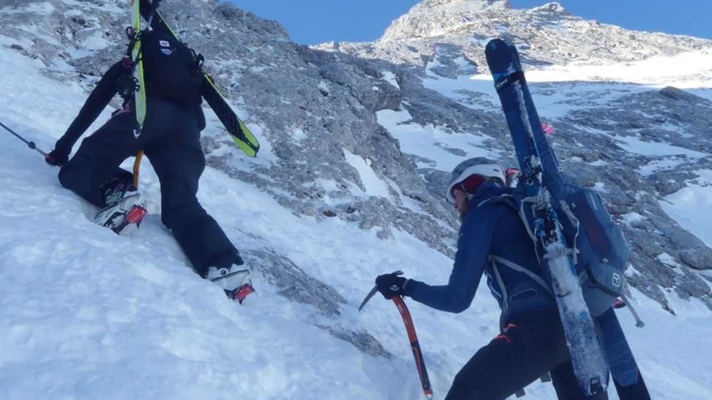 Mit Pickel und Steigeisen aufsteigen, später unberührte Hänge abfahren: Für solche Touren braucht es die nötige Lawinennotfallau