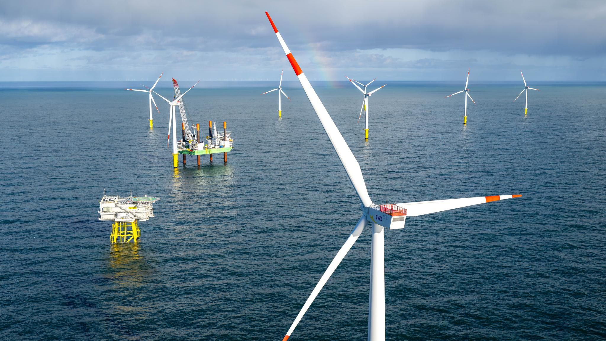 Der Offshore-Windpark Riffgat, rund 15 Kilometer nördlich der Insel Borkum gelegen, ist einer der ersten kommerziellen Windparks in der deutschen Nordsee. Er nahm im Februar 2014 den Betrieb auf