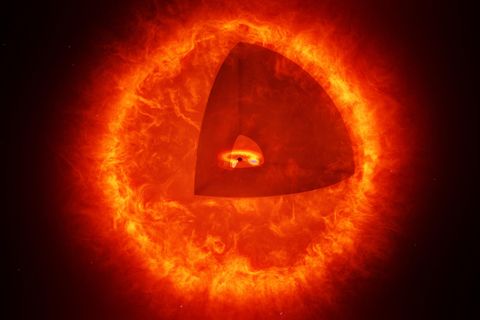 Schwarzloch-Sterne ähneln äußerlich dem Feuerball der Sonne. Doch statt von Kernfusion werden sie von einem Schwarzen Loch in ihrem Zentrum angetrieben. In der künstlerischen Darstellung ist ein keilförmiger Teil der Gashülle entfernt, um einen Blick ins Innere zu ermöglichen  ©MPIA/HdA/T. Müller/A. de Graaff