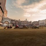 Ganz unten, auf Knöchelhöhe, fängt das Objektiv genau jenen Augenblick ein, in dem ein Pferd stürzt, beim "Palio di Siena", das zu den härtesten Rennen der Welt zählt. Auf dem gut 300 Meter langen Rundkurs in der toskanischen Stadt treten die 17 Bezirke Sienas gegeneinander an. Gewonnen hat, wessen Pferd zuerst die Ziellinie überquert, auch ohne Reiter. Tierschützende kritisieren das Spektakel, bei dem seit 1970 gut 50 Tiere verendet sein sollen.