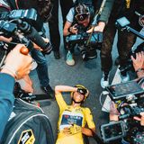 Pauline Ferrand-Prévot bricht nach ihrem Sieg bei der Tour de France Femmes 2025 zusammen, umringt von der Presse und einer Menge Kameras und Mikrofonen. Die 33-jährige Französin zählt zu den erfolgreichsten Profi-Radfahrerinnen der Geschichte. Der Gewinn der Tour de France, bei dem die Weltmeisterin und Olympiasiegerin nach 1168 Kilometern als Führende in der Gesamtwertung über die Ziellinie fuhr, gilt als der prestigeträchtigste Triumph im Rennradsport. 