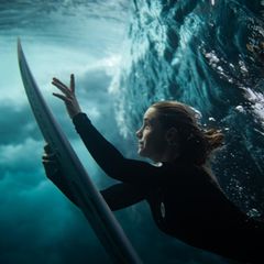 "Auf den Salomonen im Südpazifik hatten wir eine Insel erreicht, auf der wir die ersten Weißen waren, die dort jemals jemand zu Gesicht bekommen hatte", erzählte die Fotografin Beatriz Ryder da Costa dem Preiskomitee. Ein richtiges Abenteuer wurde aus dem Trip aber, weil sie ständig Angst vor Salzwasserkrokodilen überkam, wenn sie im Meer Fotos schoss. Dieses gelang ihr, ohne dass sie absehen konnte, ob Komposition und Belichtung stimmten. "Als ich später begriff, dass es geklappt hatte, explodierte meine Begeisterung geradezu. Die Wellen waren nicht besonders toll, aber das spielte keine Rolle, denn es war dieser raue, chaotische Moment, der alles unvergesslich machte", so Ryder da Costa. Ihr Foto gewann Silber bei den World Sports Photography Awards.