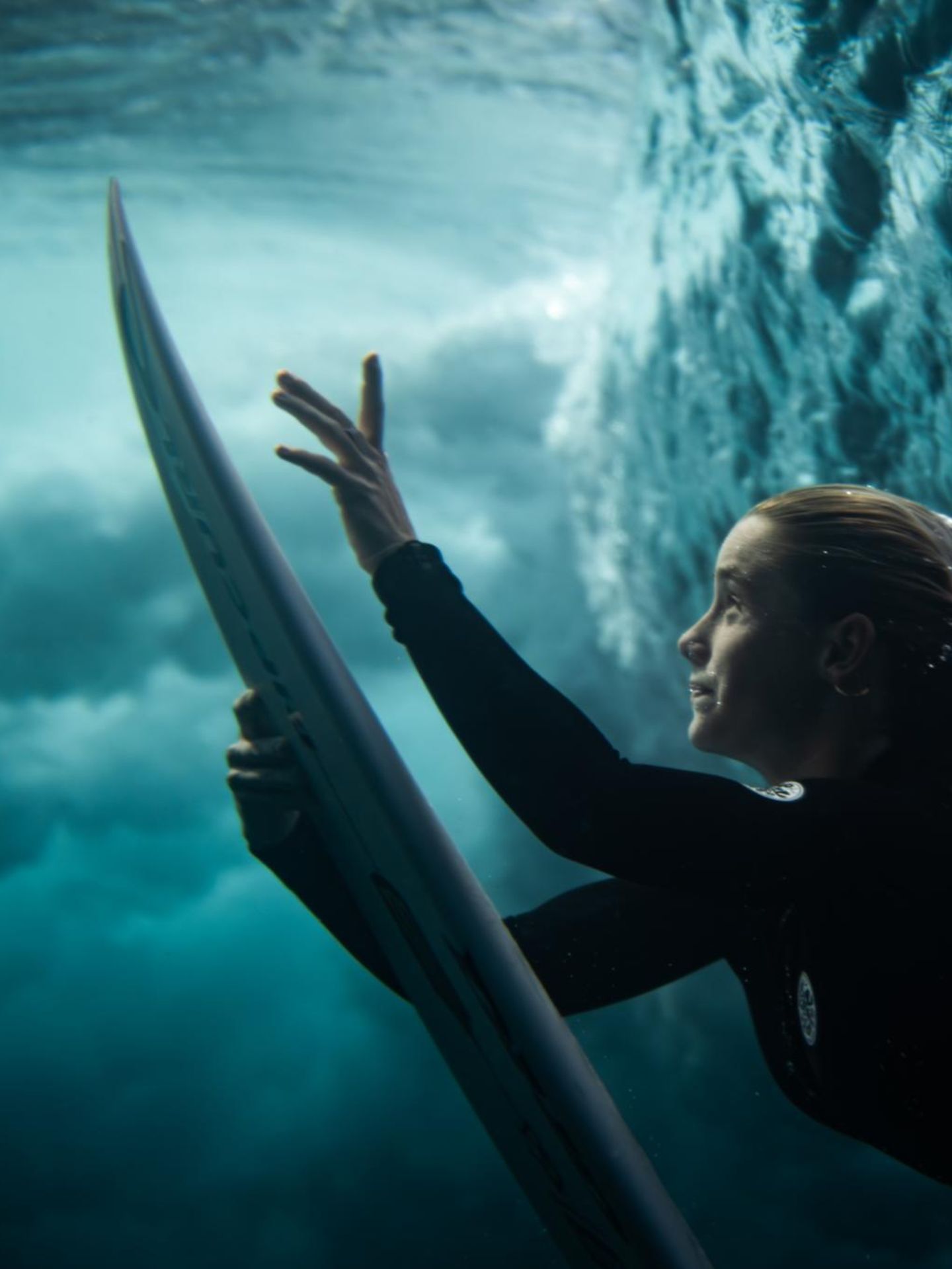 "Auf den Salomonen im Südpazifik hatten wir eine Insel erreicht, auf der wir die ersten Weißen waren, die dort jemals jemand zu Gesicht bekommen hatte", erzählte die Fotografin Beatriz Ryder da Costa dem Preiskomitee. Ein richtiges Abenteuer wurde aus dem Trip aber, weil sie ständig Angst vor Salzwasserkrokodilen überkam, wenn sie im Meer Fotos schoss. Dieses gelang ihr, ohne dass sie absehen konnte, ob Komposition und Belichtung stimmten. "Als ich später begriff, dass es geklappt hatte, explodierte meine Begeisterung geradezu. Die Wellen waren nicht besonders toll, aber das spielte keine Rolle, denn es war dieser raue, chaotische Moment, der alles unvergesslich machte", so Ryder da Costa. Ihr Foto gewann Silber bei den World Sports Photography Awards.