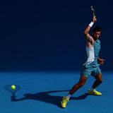 Bei den Australian Open in Melbourne fängt Edgar Su einen sehr speziellen Moment ein: Der Spanier Carlos Alcaraz schlägt während des Viertelfinalspiels gegen den britischen Akteur Jack Draper den Tennisball zurück – und im Bild scheint sein Schatten mitzuwirken, gleichsam so, als agiere er im Doppel. Statt Schattenboxen also: Schattentennis. Das wie inszeniert wirkende Bild gewann Gold.