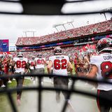 Auftakt eines American-Football-Matches: Die Tampa Bay Buccaneers laufen an den Cheerleadern vorbei auf das Feld, zur obligatorischen Vorstellung der Teams vor dem Beginn des Spiels. Das ungewöhnliche Foto dazu schoss Kyle Zedaker, indem er seine Kamera hinter dem Helmgitter befestigte – und so den Betrachtenden einen beinahe intimen, authentischen Einblick verschaffte, weil er die Perspektive der Profis einnahm.   